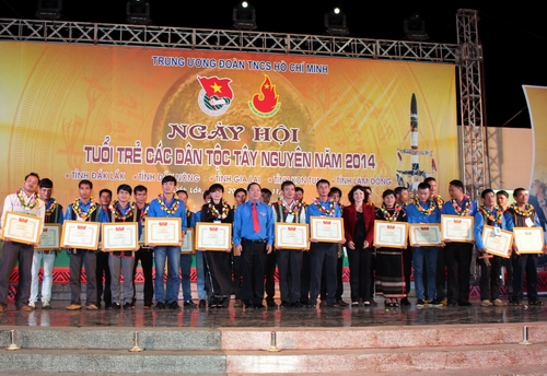 Đồng chí Nguyễn Phi Long - Bí thư Trung ương Đoàn, Phó Chủ tịch Thường trực Trung ương Hội LHTN Việt Nam trao bằng khen cho 25 thanh niên Tây Nguyên làm kinh tế giỏi